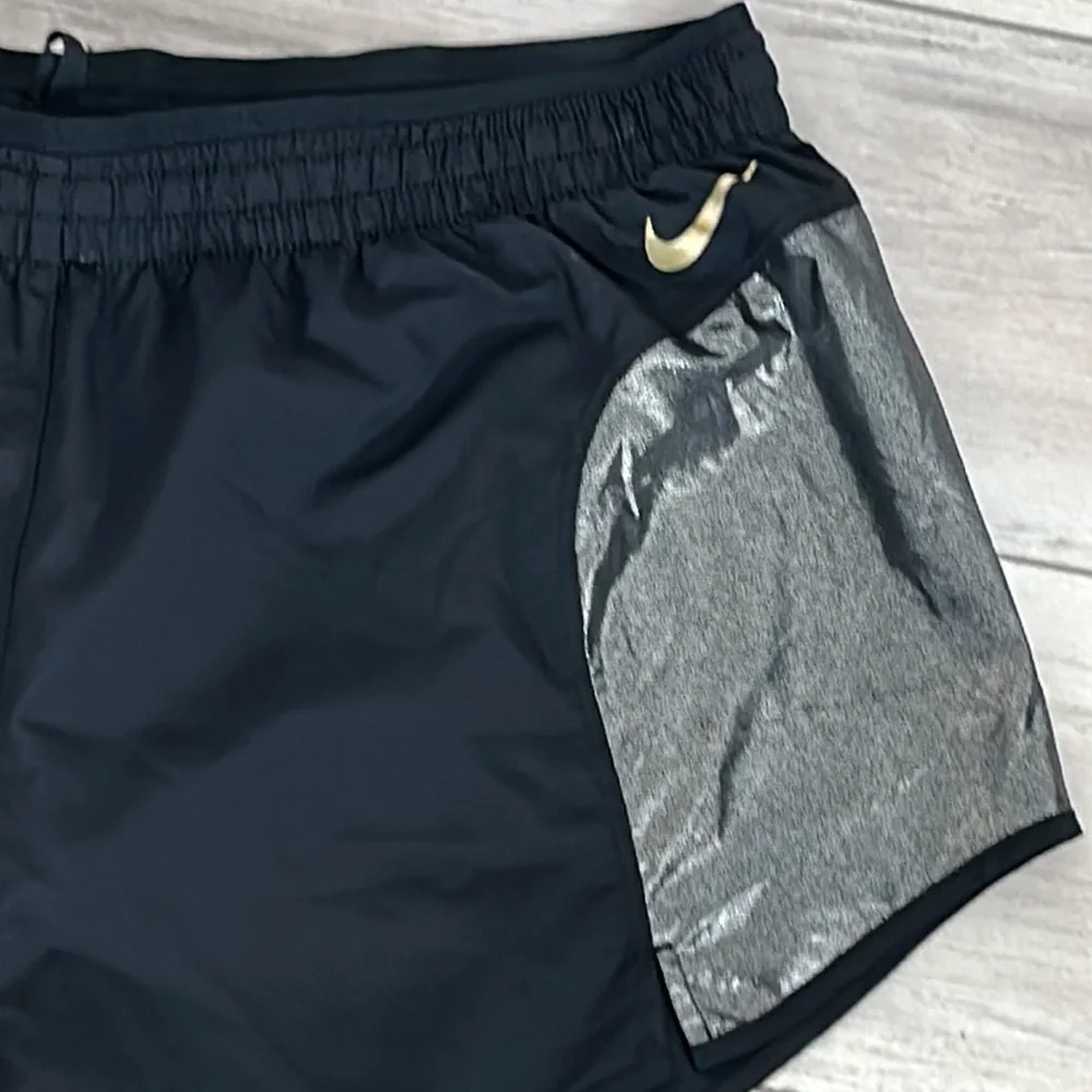 Nike Women's Icon Clash Tempo Luxe Black Metal Running shorts size large